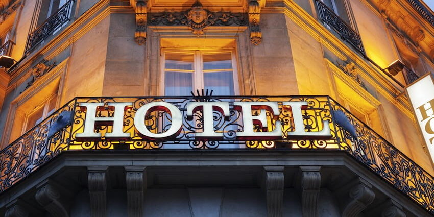 Vue d'un hôtel moderne, type de client client récurrent pour les systèmes de clés et cylindres en organigramme.