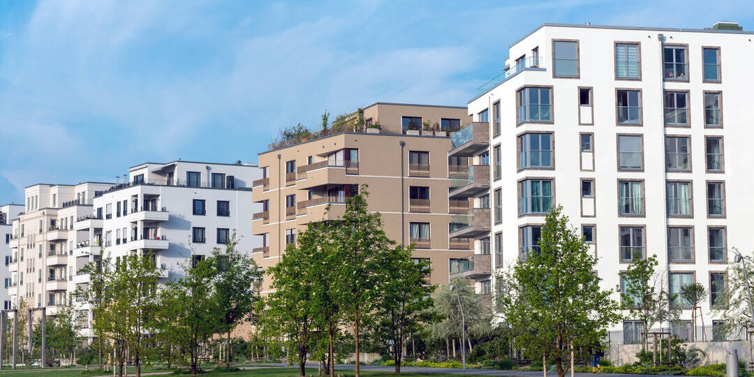 Immeuble d'appartements équipé de systèmes d'ouverture centralisée et d'organigrammes de clés.