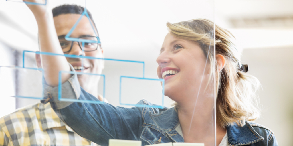 Spécialiste expérimentée accompagnant un client dans la mise en place de son organigramme de sécurité.