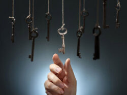 Main choisissant une clé parmi une sélection variée.